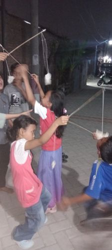 Lomba Makan Kerupuk