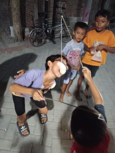 Lomba Makan Kerupuk