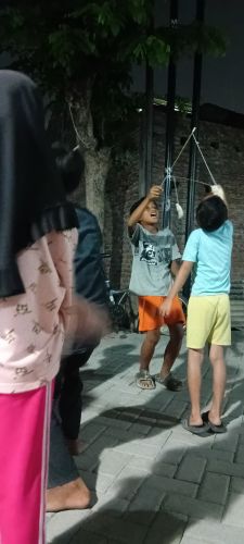 Lomba Makan Kerupuk