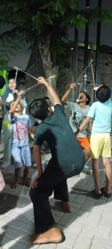 Lomba Makan Kerupuk